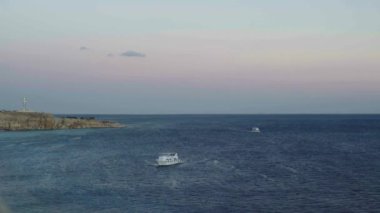 Denizde bir yat. Sharm-el-Sheikh. Mısır.