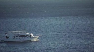 Denizde bir yat. Sharm-el-Sheikh. Mısır.