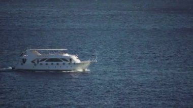 Denizde bir yat. Sharm-el-Sheikh. Mısır.