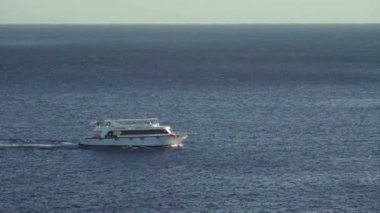 Denizde bir yat. Sharm-el-Sheikh. Mısır.