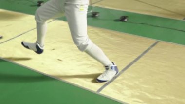 Eskrim sırasında eskrimci ayakları. Yakın plan..