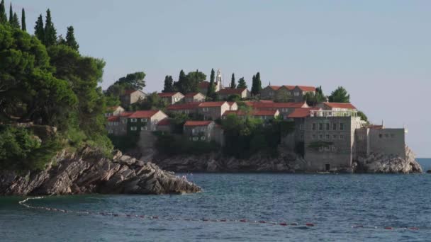 Sveti Stefan est une ville touristique en bord de mer. Monténégro. Jour — Video