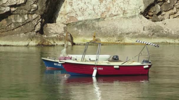 Boot im Meer. sveti stefan. Montenegro — Stockvideo