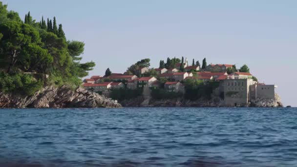 Sveti Stefan je turistické město u moře. Černá Hora. Den — Stock video