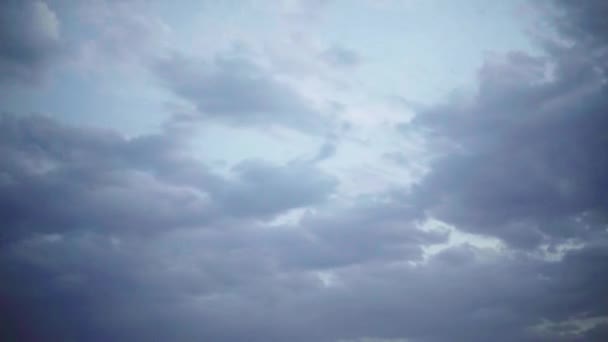 Temps écoulé des nuages. Le jour passe dans la nuit 