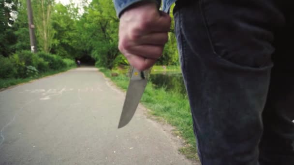 Maniak met een mes in zijn hand — Stockvideo
