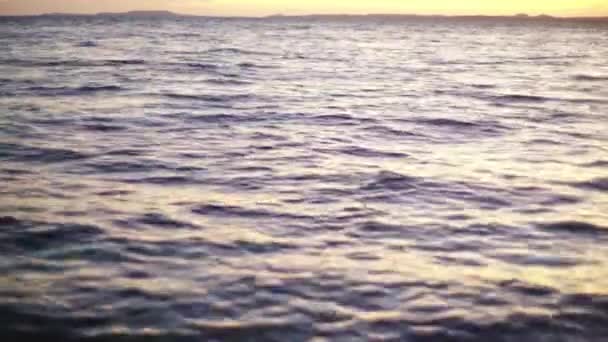 Meerwasser bei Sonnenuntergang. Nahaufnahme. Sharm-el-Sheikh. Ägypten. — Stockvideo