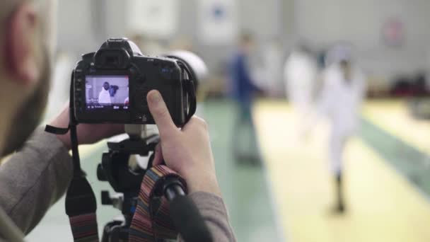 Un fotografo cameraman scatta per competizioni di scherma. Kiev. Ucraina — Video Stock