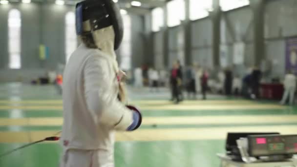 Fäktning. Fencer under en duell. Kiev. Ukraina — Stockvideo