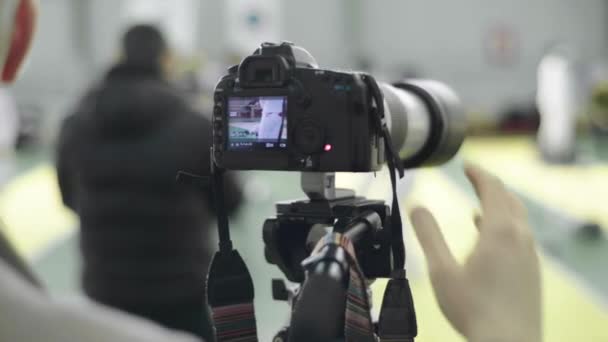 Un camarógrafo fotógrafo dispara para concursos de esgrima. Kiev. Ucrania — Vídeos de Stock