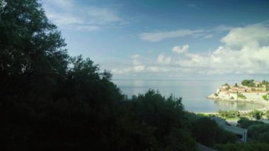 Sveti Stefan deniz kenarında bir turistik kasabadır. Karadağ. Gün