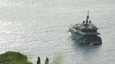 Denizde bir tekne. Sveti Stefan. Karadağ