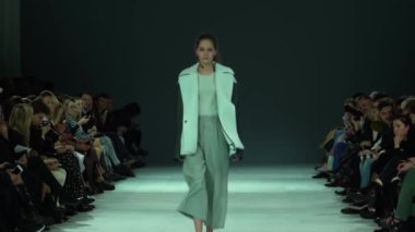 Moda gösterisinde podyumda manken kız.