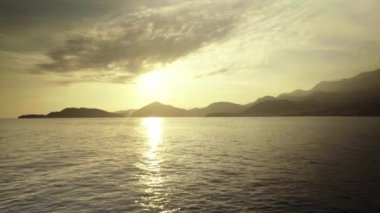 Akşamları deniz manzarası. Dağlar ve deniz. Karadağ
