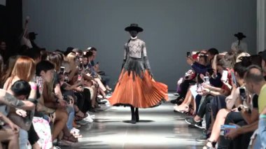 Moda gösterisinde podyumda manken kız.
