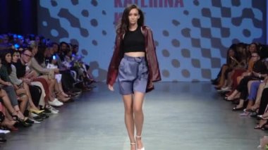 Moda gösterisinde podyumda manken kız.