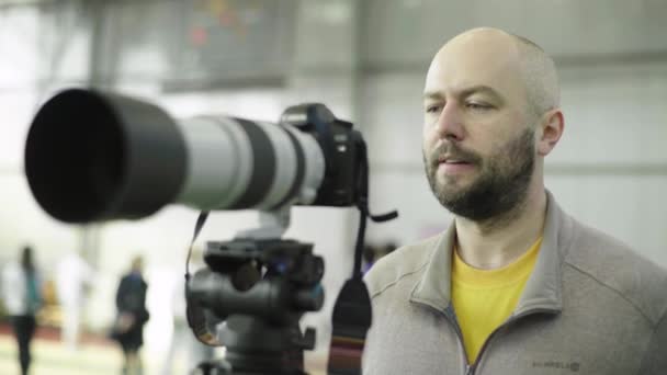 Fotograf kameraman střílí pro šermířské soutěže. Kyjev. Ukrajina — Stock video