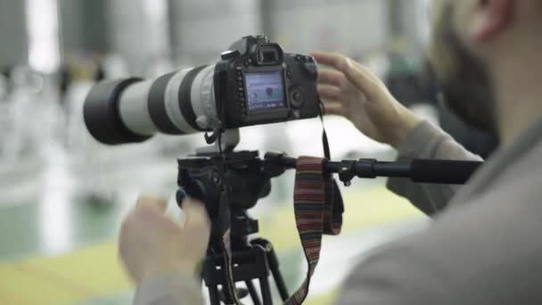 एक फोटोग्राफर कैमरामैन बाड़ लगाने प्रतियोगिताओं के लिए गोली मारता है। कीव। यूक्रेन — स्टॉक वीडियो
