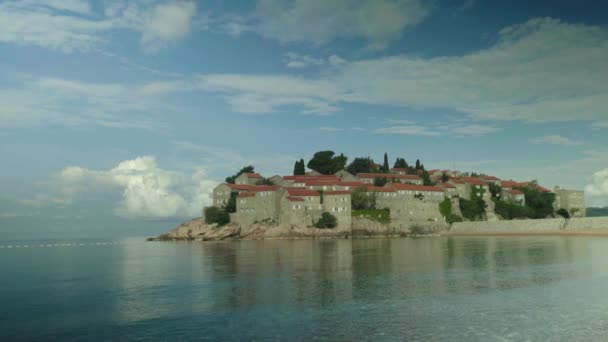 Sveti Stefan turistaváros a tenger mellett. Montenegró. Nap — Stock videók