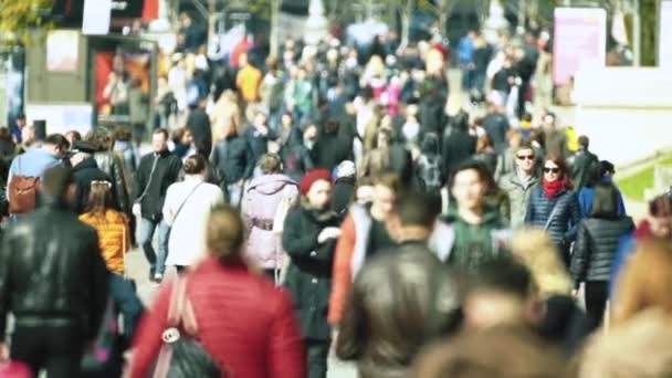 A crowd of people walking down the street. Slow motion. Kyiv. Ukraine — Stock Video