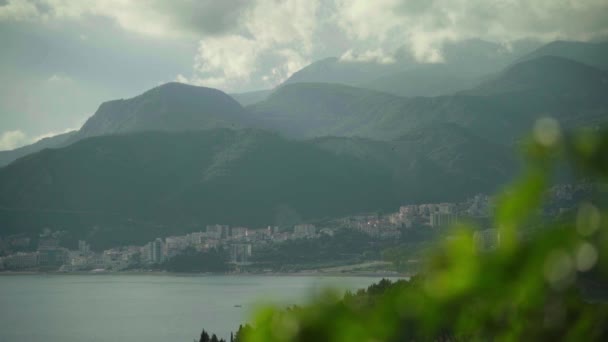 Montañas y el mar. Paisaje costero. Montenegro. Día. — Vídeos de Stock