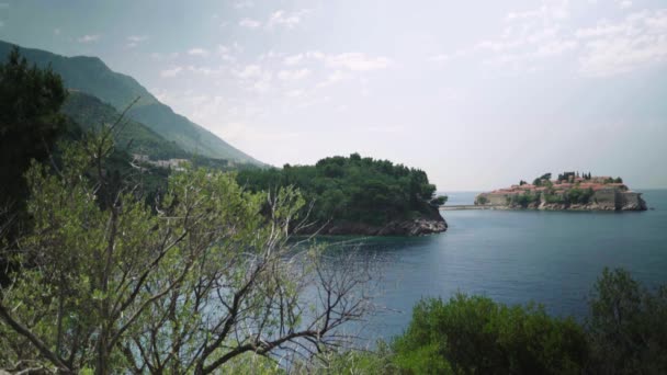 Sveti Stefan este un oraș turistic lângă mare. Muntenegru. Ziua — Videoclip de stoc