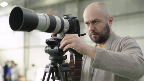 Um cinegrafista fotográfico dispara para competições de esgrima. Kiev. Ucrânia — Vídeo de Stock