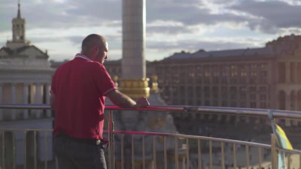 En man tittar på Självständighetstorget. Jungfru. Kiev. Ukraina — Stockvideo