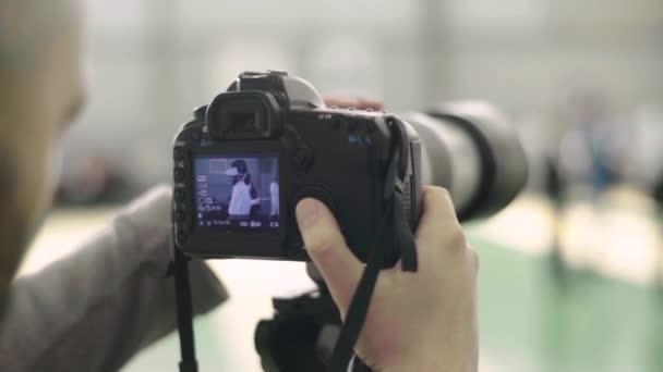 Un photographe caméraman filme pour des compétitions d'escrime. Au ralenti. Kiev — Video