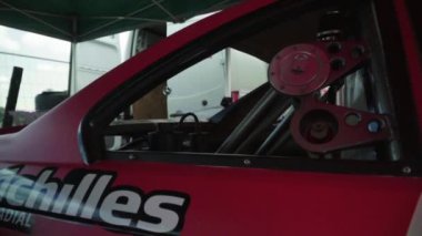 Pitstop 'ta yarış arabası. Araba sporu. Ağır çekim. Yarış. Kyiv. Ukrayna