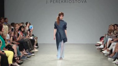 Moda gösterisinde podyumda manken kız.