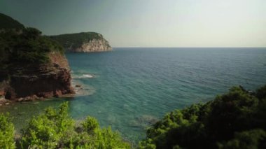 Dağlar ve deniz. Kıyı manzarası. Karadağ. Gün