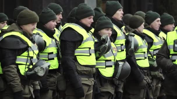 Солдати Національної гвардії України на вулицях Києва. — стокове відео