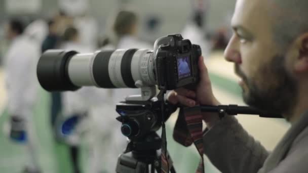 A photographer cameraman shoots for fencing competitions. Slow motion. Kyiv — Stock Video