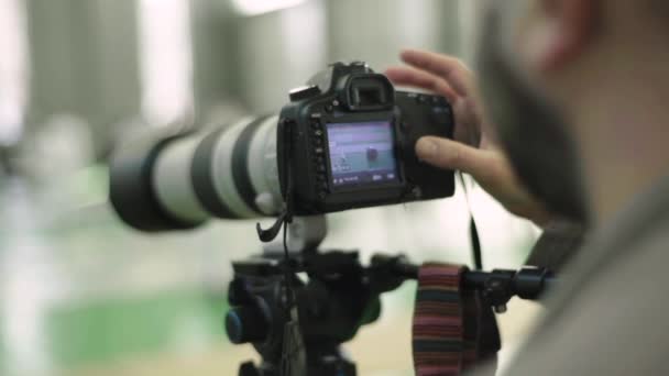 A photographer cameraman shoots for fencing competitions. Slow motion. Kyiv — Stock Video