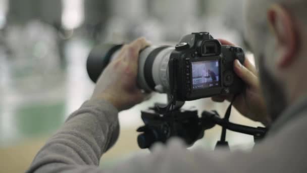 En fotograf kameraman skjuter för fäktning tävlingar. Sakta i backarna. Kiev — Stockvideo