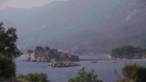 Sveti Stefan es una ciudad turística junto al mar. Montenegro. Día. — Vídeos de Stock