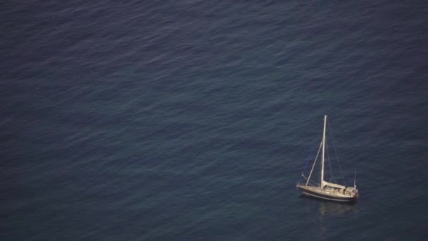 Barco en el mar. Sveti Stefan. Montenegro — Vídeo de stock