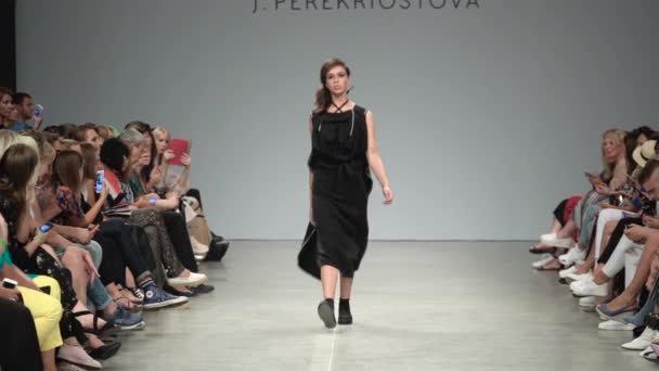 Meisje model op de catwalk bij fashion show — Stockvideo