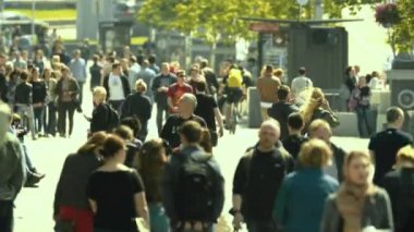 Kalabalık. Birçok insan caddede yürür. Kyiv. Ukrayna