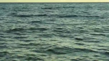 Gün batımında deniz suyu. Yakın plan. Sharm-el-Sheikh. Mısır.