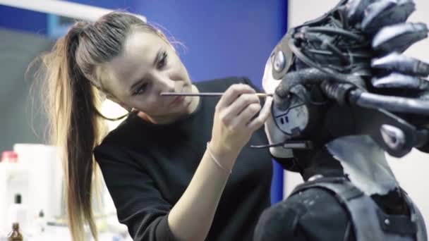 O processo de compor modelo de meninas. Movimento lento. Comic con. Cosplay. — Vídeo de Stock