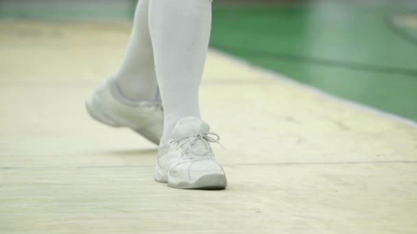Ноги фехтувальників під час фехтування. Зблизька. Повільний рух — стокове відео