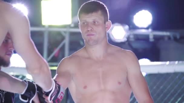 En manlig boxare i Mma-oktagonen. Sakta i backarna. Kiev. Ukraina — Stockvideo