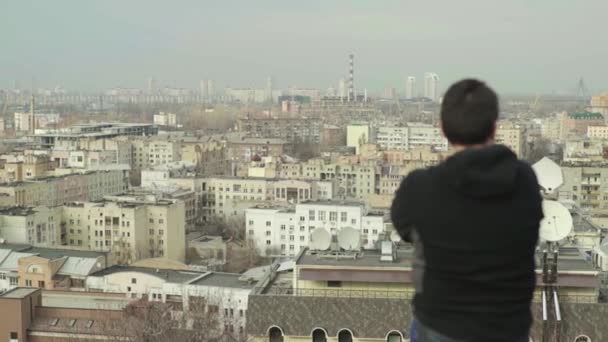 Muž se podívá na velké město. Kyjev. Ukrajina. — Stock video