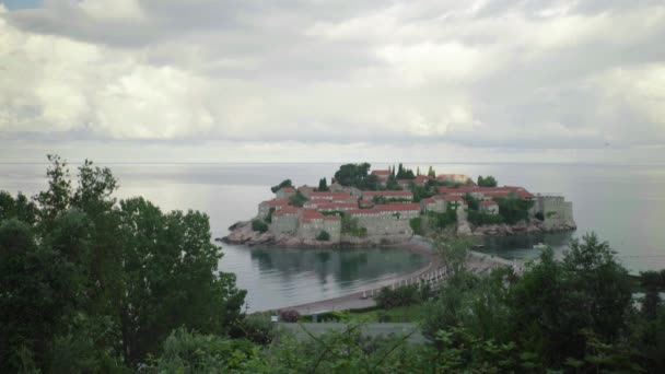 Sveti Stefan est une ville touristique en bord de mer. Monténégro. Jour — Video