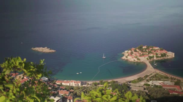 Sveti Stefan é uma cidade turística à beira-mar. Montenegro. Dia — Vídeo de Stock