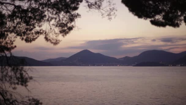 Este, naplementekor. Hegyek és a tenger. Montenegró — Stock videók