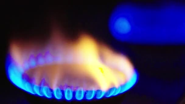 Foc într-un stoker de gaz pe o sobă de gaz — Videoclip de stoc
