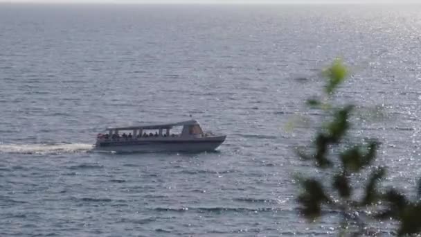 Σκάφος στη θάλασσα. Σβέτι Στέφαν. Μαυροβούνιο — Αρχείο Βίντεο